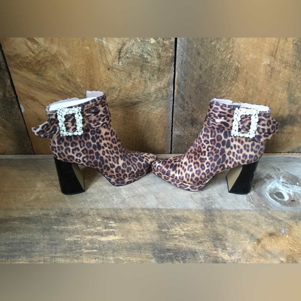 NIB Betsy Johnson Idris Leopard Boots - Picture 3 of 10